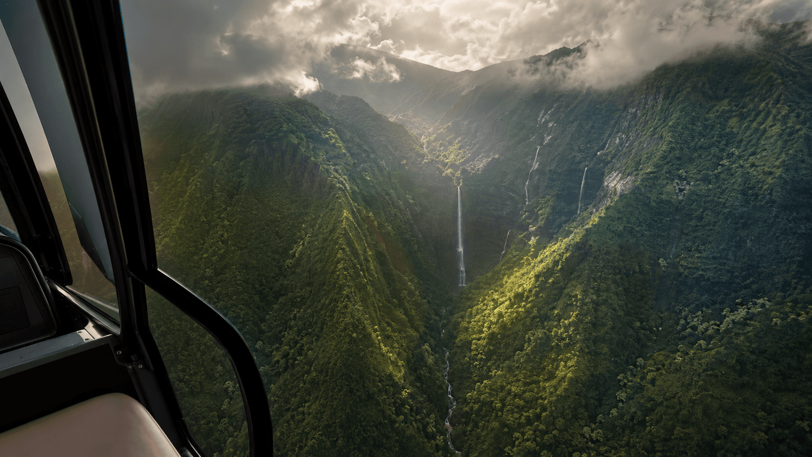 Private helicopter view of the green Koʻolau Mountains on Oahu